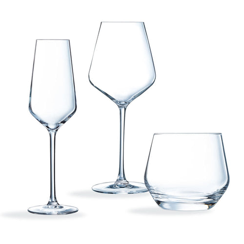 Ensemble 18 verres à pied et gobelets Distinction